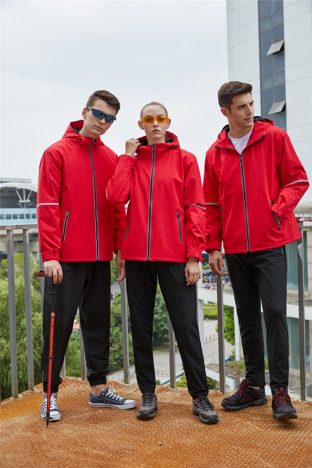 運動休閑沖鋒衣模特上身展示圖